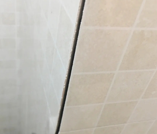 普兰店瓷砖空鼓维修公司分享阳台瓷砖脱落的修复过程可以分为以下几个步骤