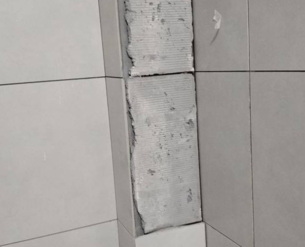 普兰店瓷砖空鼓维修公司分享下瓷砖施工前基层浇水润湿程度不足，可能导致以下问题