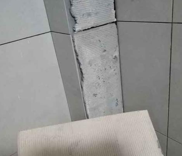 普兰店瓷砖空鼓维修公司分享下厨房瓷砖脱落的补救措施。
